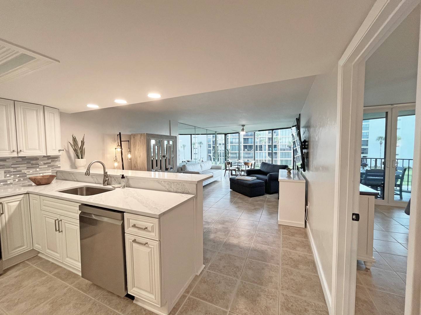 Save $200 – Captain’s Quarters: Renovated Oceanfront Comfort